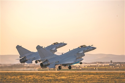 南部战区空军航空兵某旅组织飞行训练