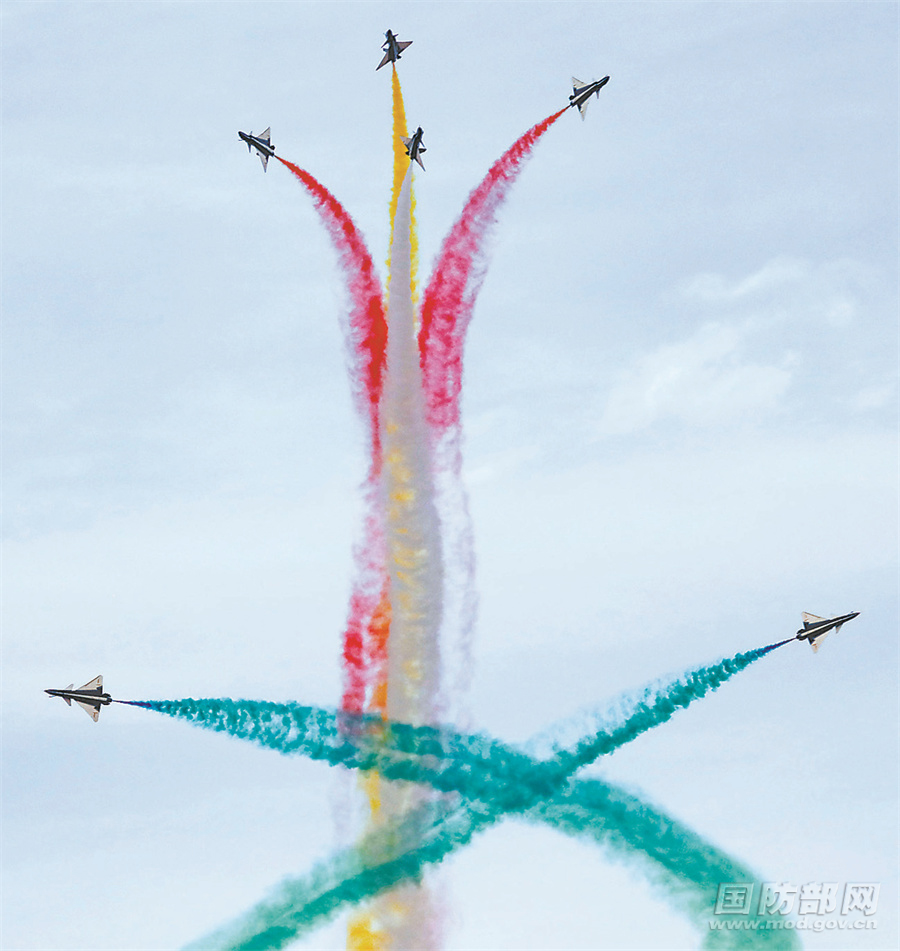 空军八一飞行表演队精彩亮相第二届沙特国际防务展