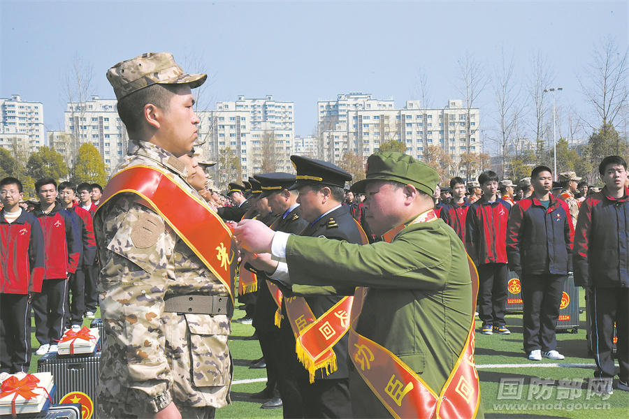 江苏省宿迁市泗阳县举行百名功臣送新兵暨国防教育实践活动