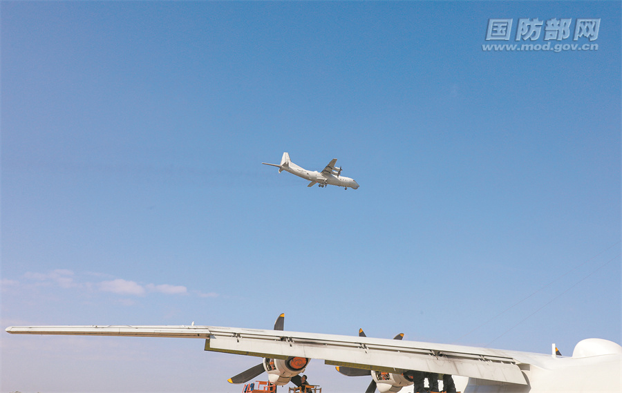海军航空兵某团组织反潜巡逻机飞行训练