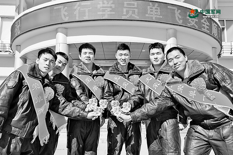 海军航空大学某团组织新期班飞行学员首次单飞