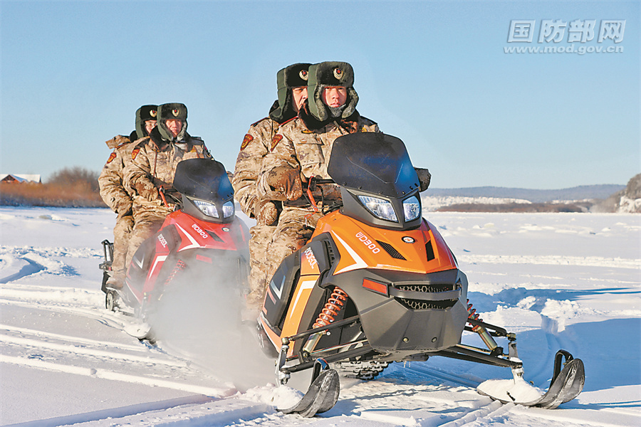 黑龙江省漠河市北极民兵连民兵驾驶摩托雪橇执勤巡逻