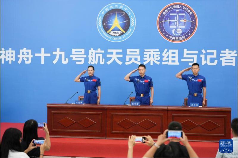神十九航天员太空归来后首次公开亮相 分享183天“太空出差”经历与感悟