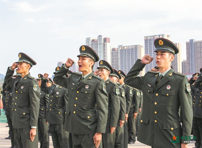 3所新调整组建军校为首届新学员授衔